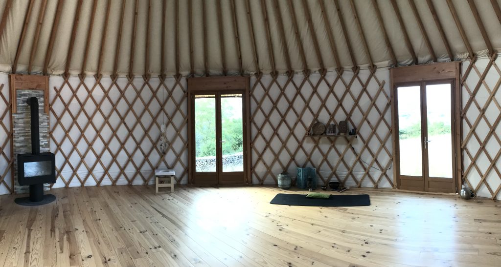 Photo intérieur yourte pour les cours de yoga